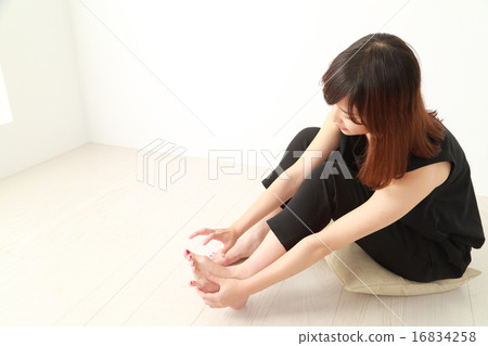 一個年輕女子的腳擔心 一個年輕女子的腳擔心 16834258