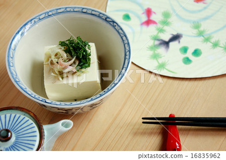 夏天的寒冷,加載了葉子和藻類 夏天的寒冷,加載了葉子和藻類 16835962