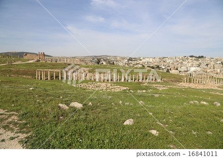 Roman ruins in the Jordanian city of Jerash  16841011
