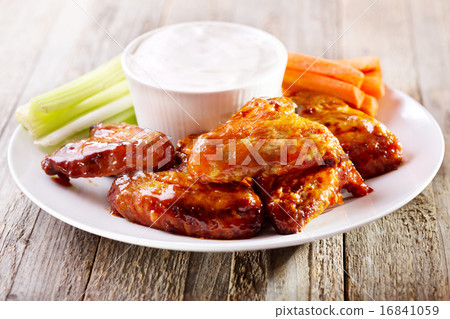 plate of chicken wings 16841059