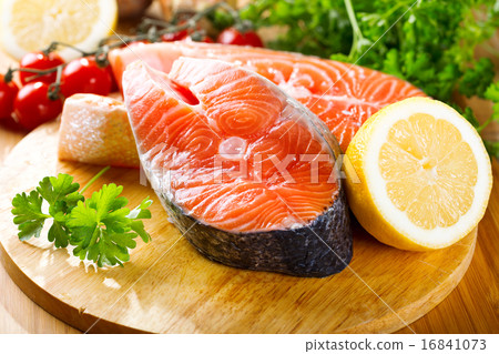 raw salmon steak 16841073