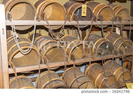 Equipment for making sake / carrying barrel 16841796