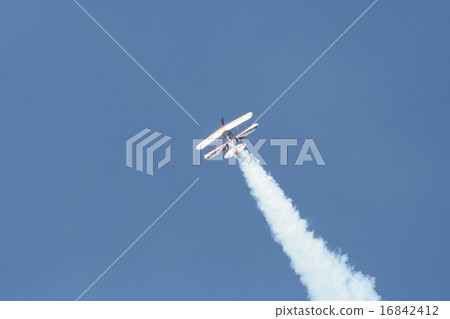 Acrobatic flight 16842412