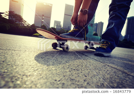 skateboarder doing skateboarding trick ollie   16843779