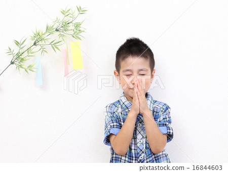 A boy asking for a Tanabata strip 16844603