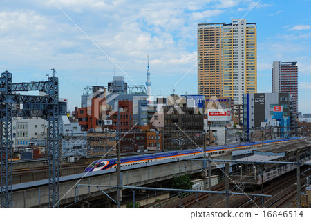 山形高速列車和東京天空樹穿過西日暮里站 照片素材 圖片 圖庫