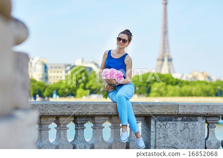 Parisian woman on the Alexandre III bridge in Paris 16852068