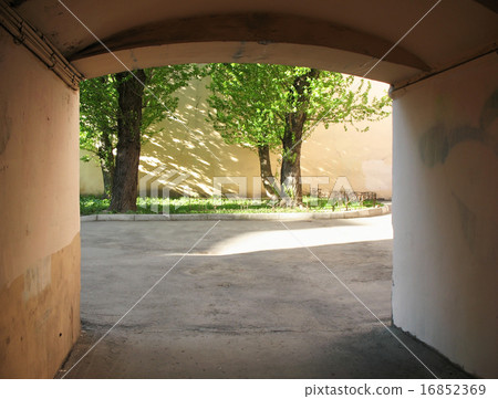 Sunny thoroughfare. St. Petersburg Sunny thoroughfare. St. Petersburg 16852369