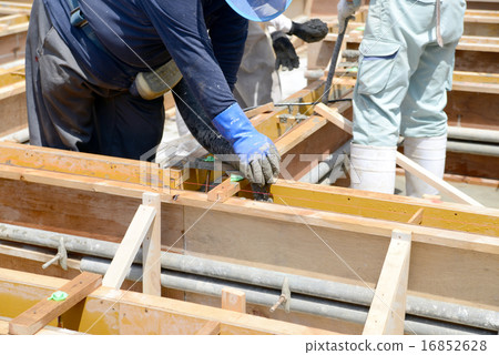 Concrete placing 16852628