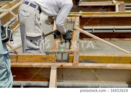 Leading edge of the foundation 16852629