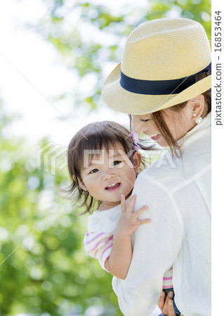 一位女兒在公園接受了一位母親 16853464