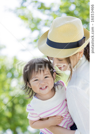 一位女兒在公園接受了一位母親 16853466