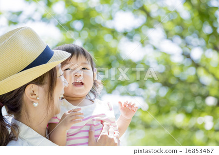 一位女兒在公園接受了一位母親 16853467