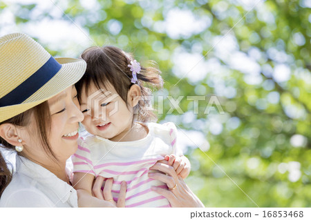 一位女兒在公園接受了一位母親 16853468
