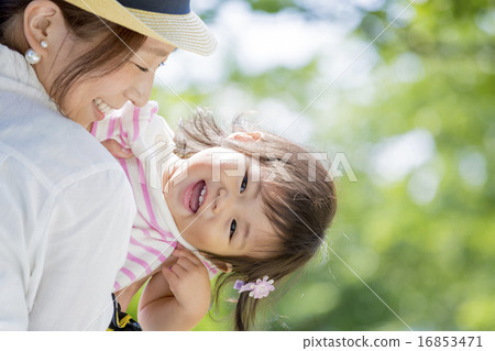 一位女兒在公園接受了一位母親 一位女兒在公園接受了一位母親 16853471