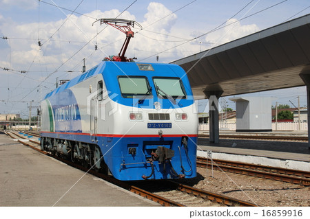 到達烏茲別克斯坦鐵路塔什幹站的電力機車 到達烏茲別克斯坦鐵路塔什幹站的電力機車 16859916