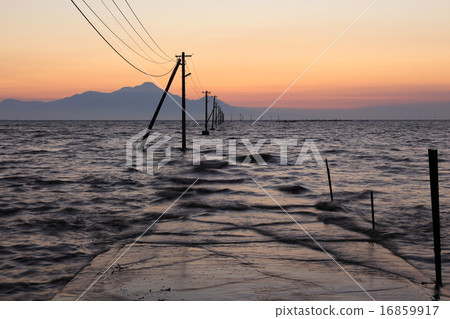 潮流正在接近長期的海底公路 潮流正在接近長期的海底公路 16859917