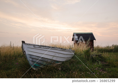 Old rowing boat 16865299