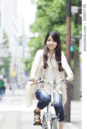 騎自行車的一個少婦 16865736