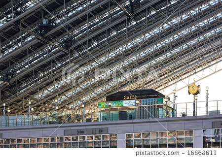 JR Osaka Station Space-time open space and large roof 16868611
