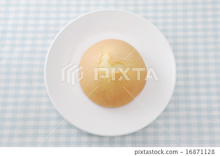 Sweetened sweet candy sweets table on a dish 16871128