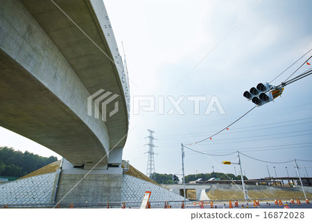 在Okagawa Kanami中央中央公路建設中2015年8月附近 16872028