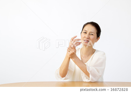 Female menopausal woman middle-aged senior middle-aged homemaker hand upper body portrait numbness of hands 16872828