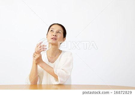 Female menopausal woman middle-aged senior middle-aged homemaker hand upper body portrait numbness of hands 16872829