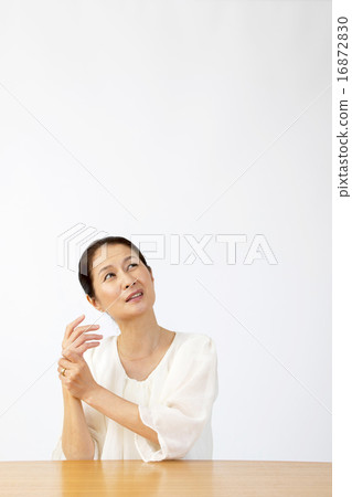 Female menopausal woman middle-aged senior middle-aged homemaker hand upper body portrait numbness of hands 16872830