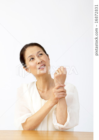 Female menopausal woman middle-aged senior middle-aged homemaker hand upper body portrait numbness of hands Female menopausal woman middle-aged senior middle-aged homemaker hand upper body portrait numbness of hands 16872831