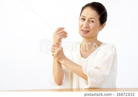 Female menopausal woman middle-aged senior middle-aged homemaker hand upper body portrait numbness of hands Female menopausal woman middle-aged senior middle-aged homemaker hand upper body portrait numbness of hands 16872832