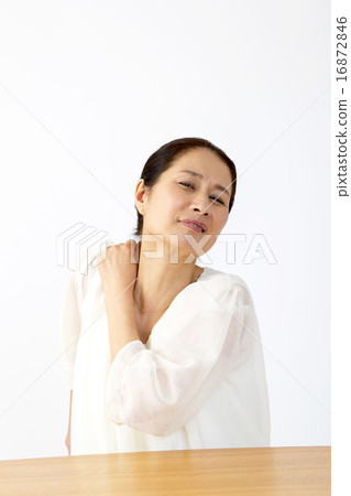 Female menopausal woman middle-aged senior middle-aged homemaker hand upper body portrait stiff neck stiff shoulders 16872846