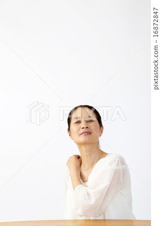 Female menopausal woman middle-aged senior middle-aged homemaker hand upper body portrait stiff neck stiff shoulders 16872847