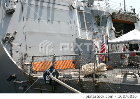 A port scene of the American missile destroyer "McCamber" A port scene of the American missile destroyer "McCamber" 16876810