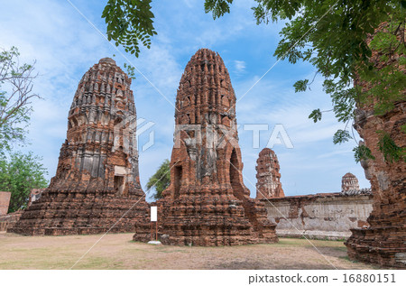 Prang statue in Wat Mahathat. Ayutthaya historical park, public 16880151