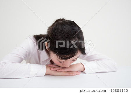 A young lady who fells off A young lady who fells off 16881120