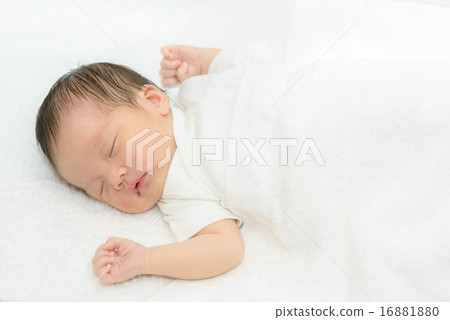 在白色精神包裹的新出生的睡覺 16881880