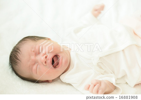 哭泣在白色精神的新出生的嬰孩 16881908