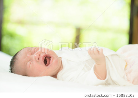 嬰兒在窗口哭 16882102