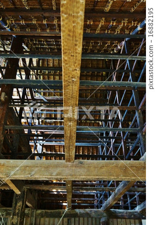 Retro background material · Structure of a small house supporting a former large-sized roof of Egawa Erikawa · beam central vertical position 16882195