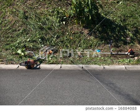 割草工作期間的“割草機” 割草工作期間的“割草機” 16884088