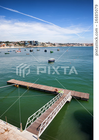 Pier on the Atlantic Ocean Bay in Cascais 16885079