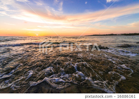 戲劇性的日落和美麗的海岸，沖繩島 16886161