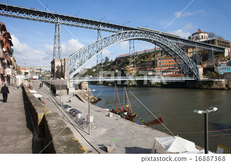 Dom Luis I Bridge in Porto 16887368