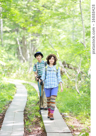 Trekking youth student 16888428