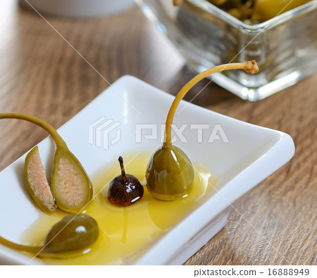 capers in oil 16888949