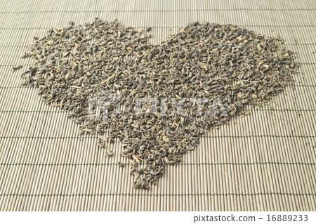 Black tea heart shape sideview Black tea heart shape sideview 16889233