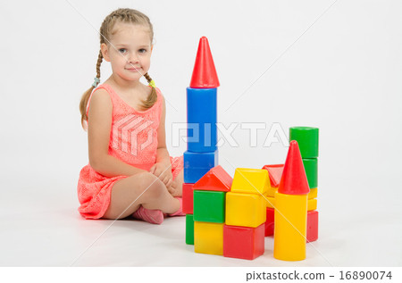 Four-year girl playing with blocks Four-year girl playing with blocks 16890074