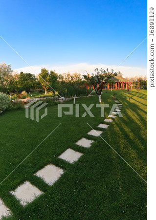 spring garden 16891129