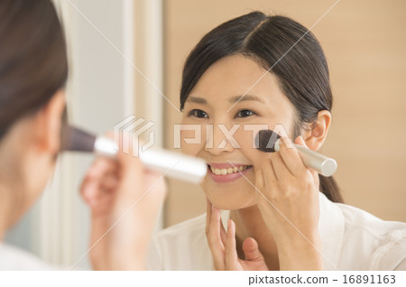 A woman to make up 16891163